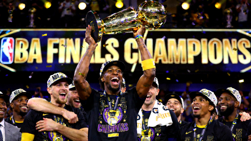 NBA总决赛颁奖典礼 - 球员举起奥布莱恩杯庆祝胜利