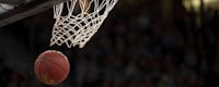 NBA季后赛激战场面 - 勒布朗·詹姆斯突破上篮