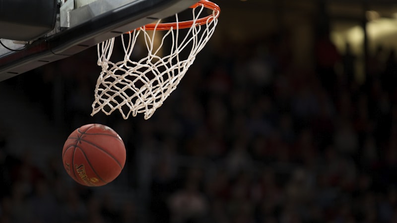 NBA季后赛湖人队与凯尔特人队激烈对抗比赛画面